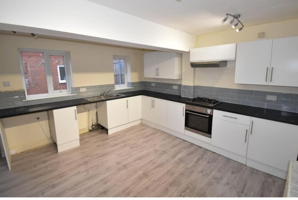 Cheerful 2-Bedroom Home With Off Street Parking Blackpool Exterior foto
