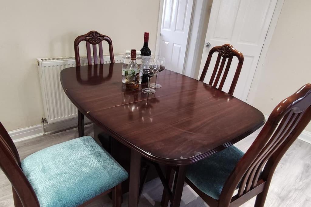 Cheerful 2-Bedroom Home With Off Street Parking Blackpool Exterior foto