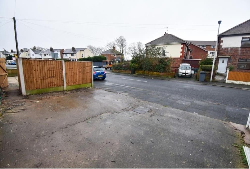 Cheerful 2-Bedroom Home With Off Street Parking Blackpool Exterior foto