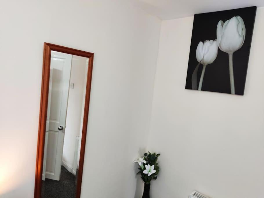 Cheerful 2-Bedroom Home With Off Street Parking Blackpool Exterior foto