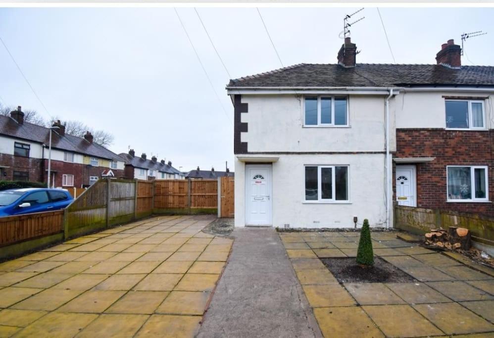 Cheerful 2-Bedroom Home With Off Street Parking Blackpool Exterior foto