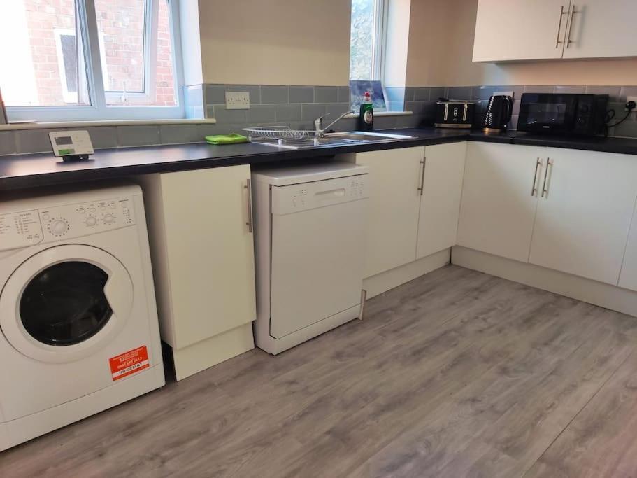 Cheerful 2-Bedroom Home With Off Street Parking Blackpool Exterior foto