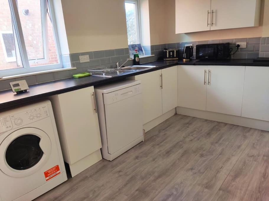 Cheerful 2-Bedroom Home With Off Street Parking Blackpool Exterior foto